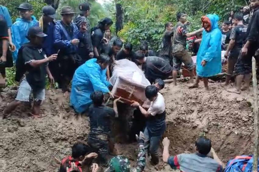 10 Korban Longsor Tana Toraja Dimakamkan dalam Satu Liang