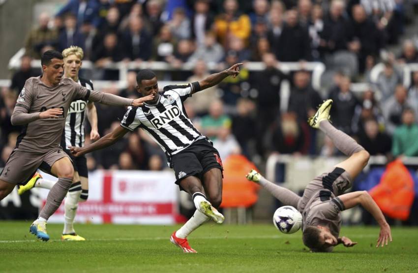 Hasil Newcastle United vs Tottenham 4-0: Isak Cetak Brace
