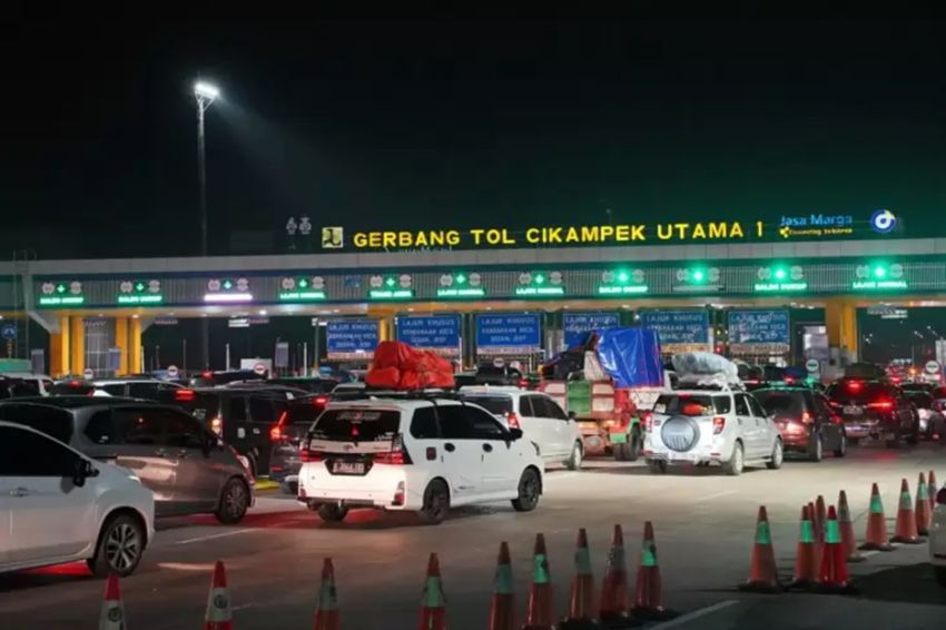 Kendaraan Arah Jakarta Membeludak, One Way di Tol Trans Jawa Diperpanjang hingga KM 442
