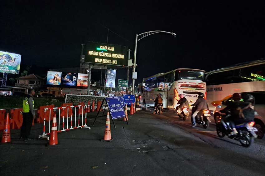 One Way Arus Balik, Lalu Lintas Dalam Kota Semarang Masih Padat hingga Malam Hari