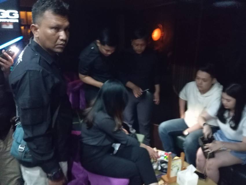 Polisi Razia THM Tersembunyi di Jalan Braga Bandung, Pengunjung Terkejut