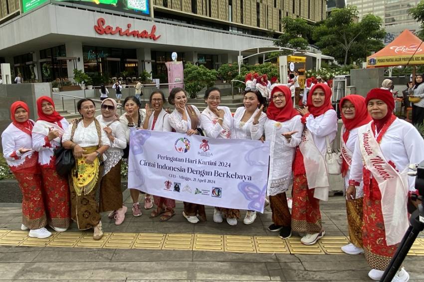 Ratusan Perempuan Berkebaya Peringati Hari Kartini di CFD Sarinah
