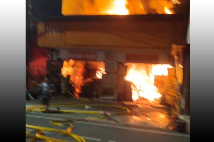 Ruko di Jalan Mampang Prapatan Kebakaran, 15 Unit Damkar Diterjunkan