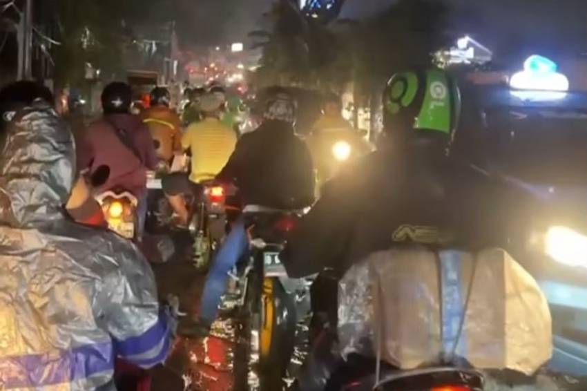 Banjir, Arus Lalu Lintas di Jalan Aria Putra Ciputat Tersendat