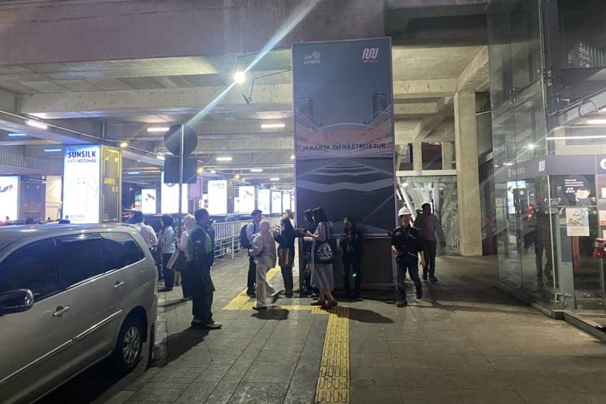Crane Jatuh di Depan Kejagung, Penumpang MRT Terpaksa Beralih ke Transjakarta