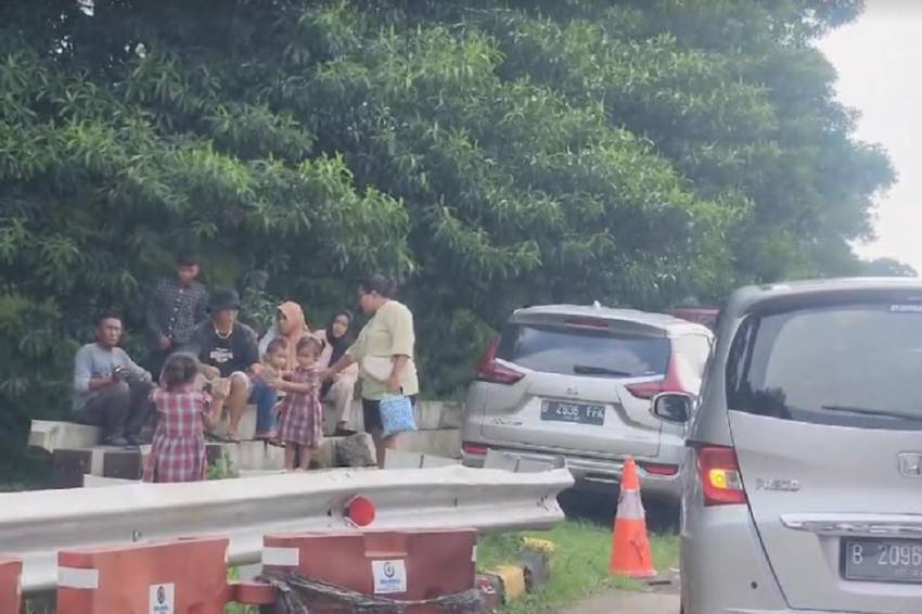 Gerbang Tol Cikampek Utama Macet 3 Jam, Pemudik Terpaksa Istirahat di Bahu Jalan