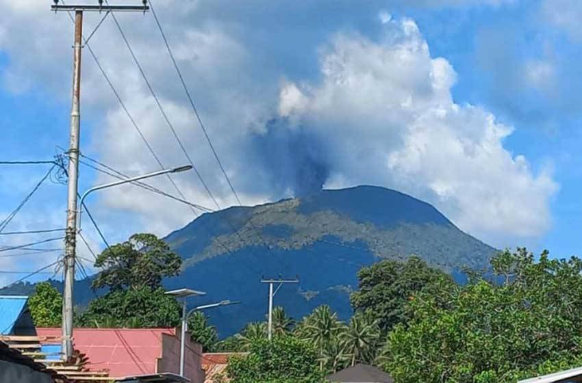Gunung Ibu di Maluku Utara Erupsi, Lontarkan Abu Setinggi 1.500 Meter