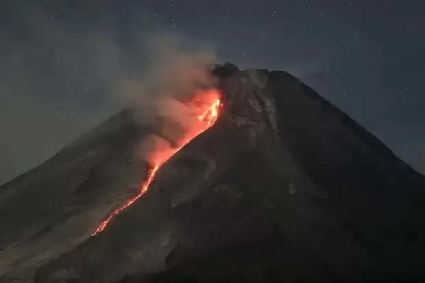 Gunung Merapi Muntahkan Wedus Gembel Sejauh 1 Km, Warga DIY Waspada!