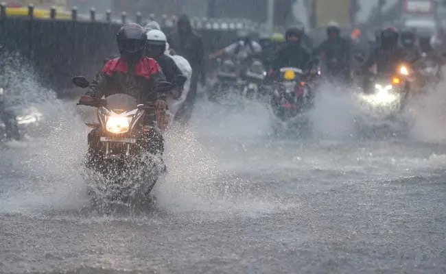 Hujan Badai Akan Melanda Indonesia, Ini yang Perlu Diwaspadai Bikers di Jalan