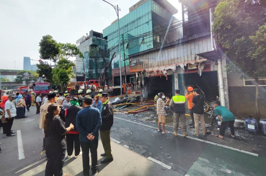 Imbas Kebakaran Hebat dan Tewaskan 7 Orang, Jalan Mampang Prapatan Raya Ditutup
