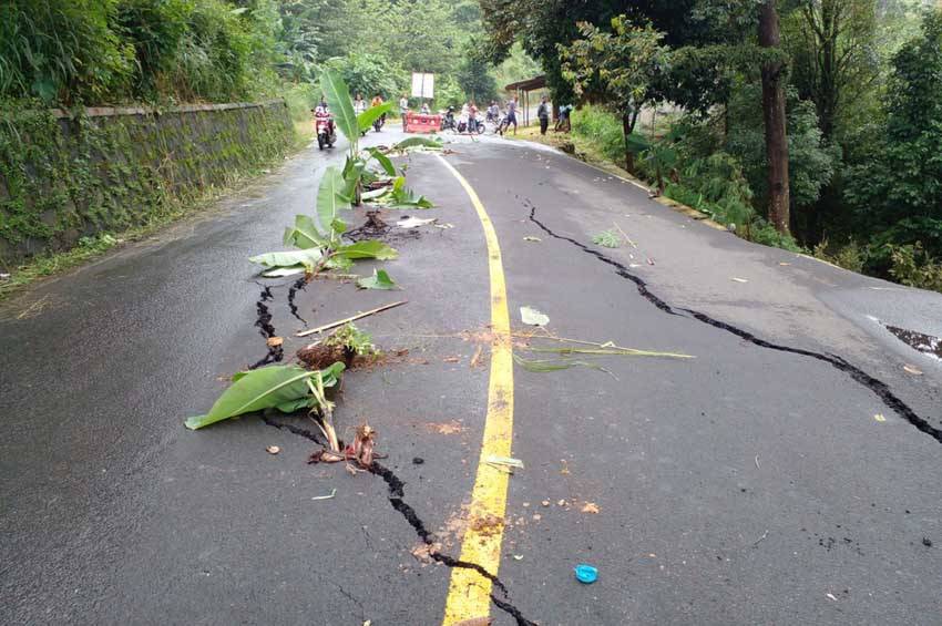 Jalan Raya Rangkasbitung – Bogor Ambles 8 Meter, Ancam Keselamatan Pengguna Jalan