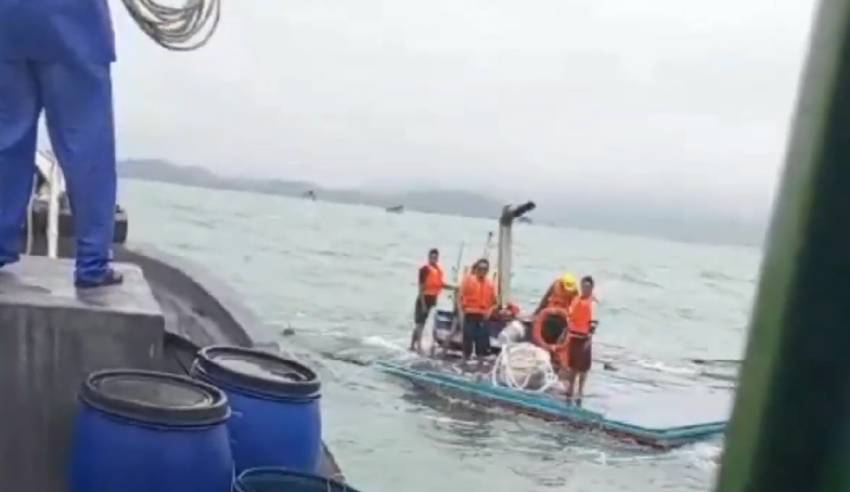 Kapal Kayu Tenggelam Dihantam Ombak di Tanjung Kelit, 5 ABK Selamat
