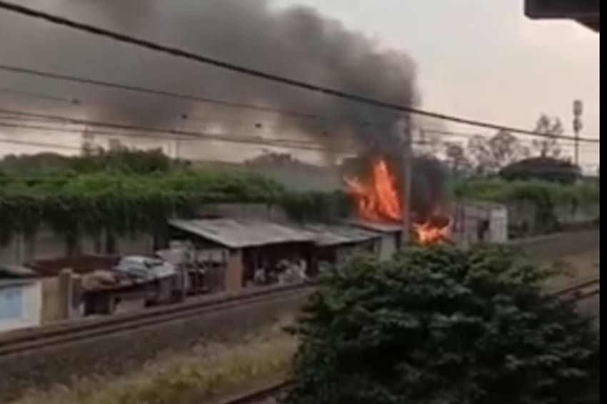 Kebakaran Landa Permukiman Warga, Perjalanan KRL Taman Kota-Bojong Indah Terganggu