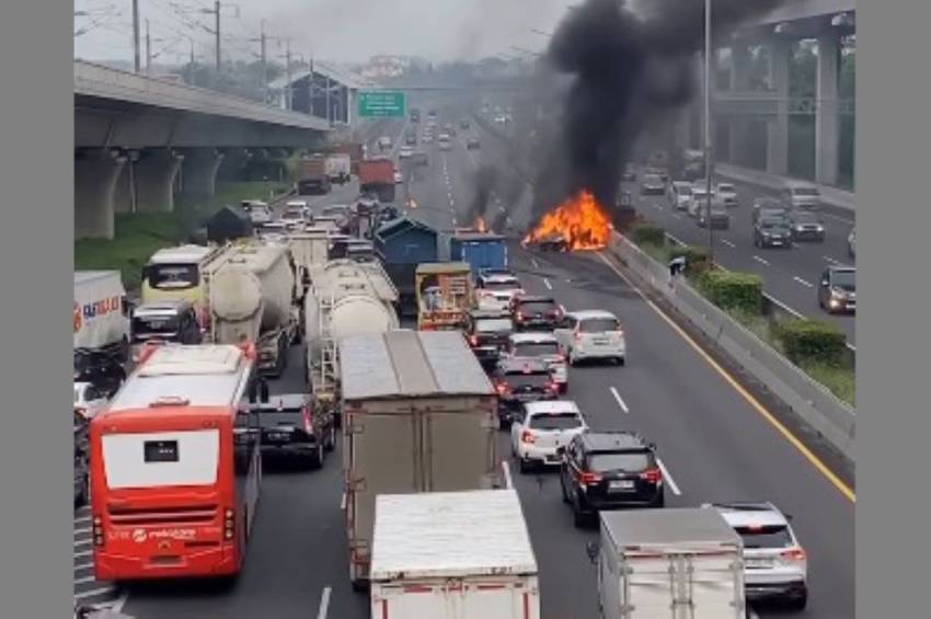 Kronologi Kecelakaan di Tol Cikampek KM 6 Arah Jakarta yang Bikin 1 Mobil Terpental dan Terbakar