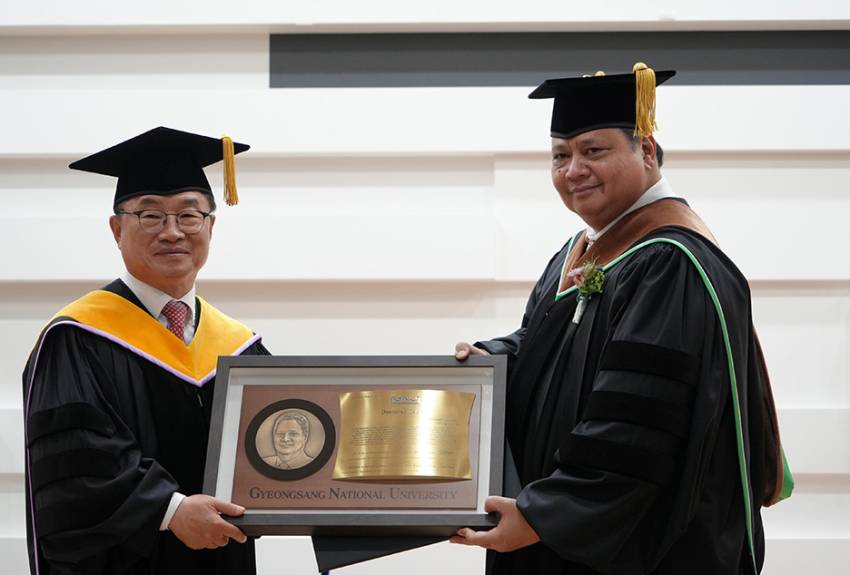 Menko Airlangga Raih Gelar Doktor Honoris Causa Gyeongsang National University