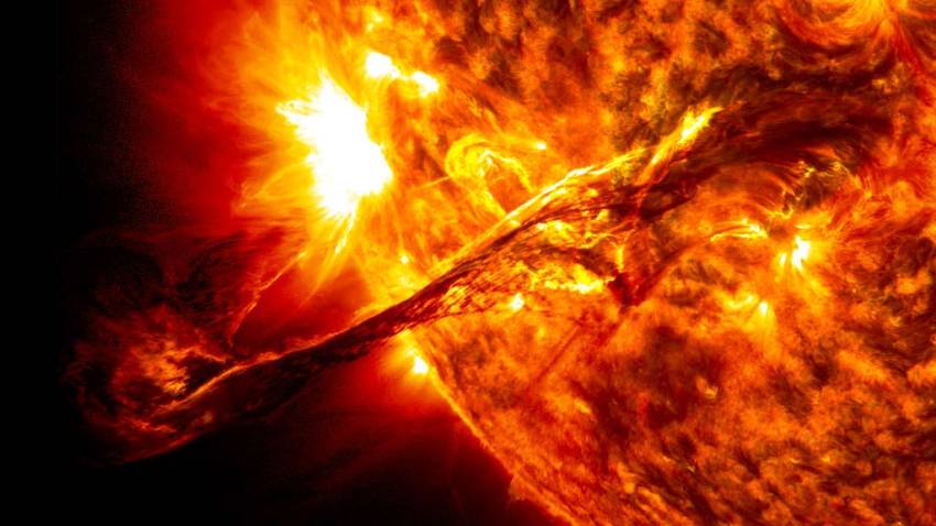 NOAA Klaim Suar Matahari Meledak Kuat dan Menghantam Bumi
