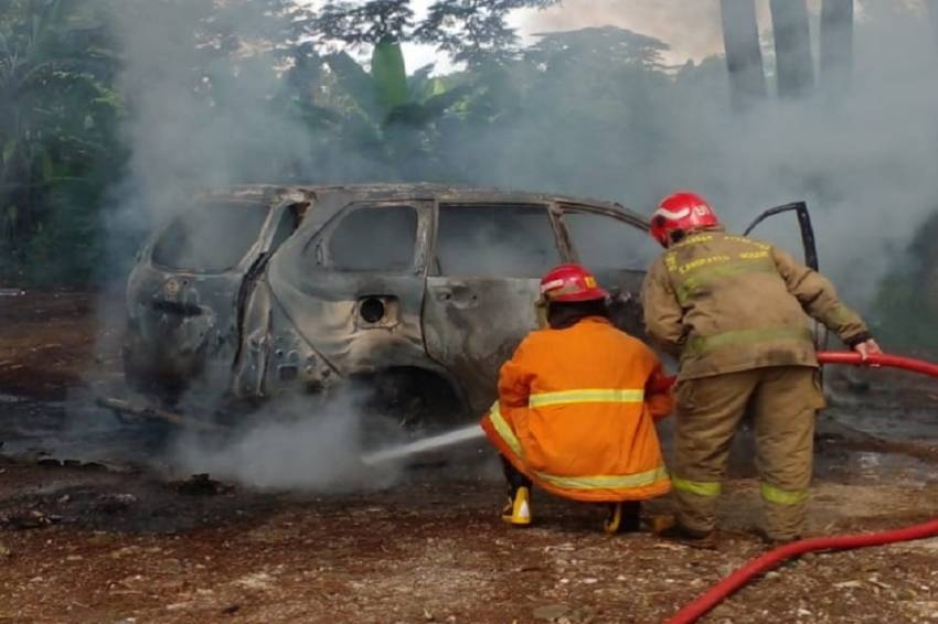 Parkir di Lahan SD Cibinong Bogor, Mobil Tiba-tiba Terbakar