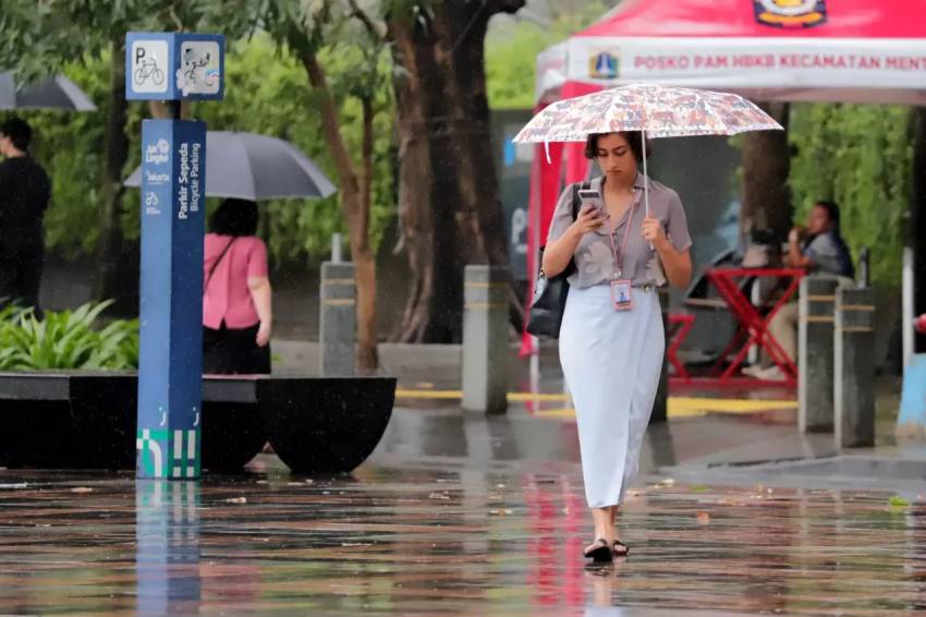 Prakiraan Cuaca Jakarta 2 Mei 2024: Siang Hujan Ringan, Malam Hujan Petir