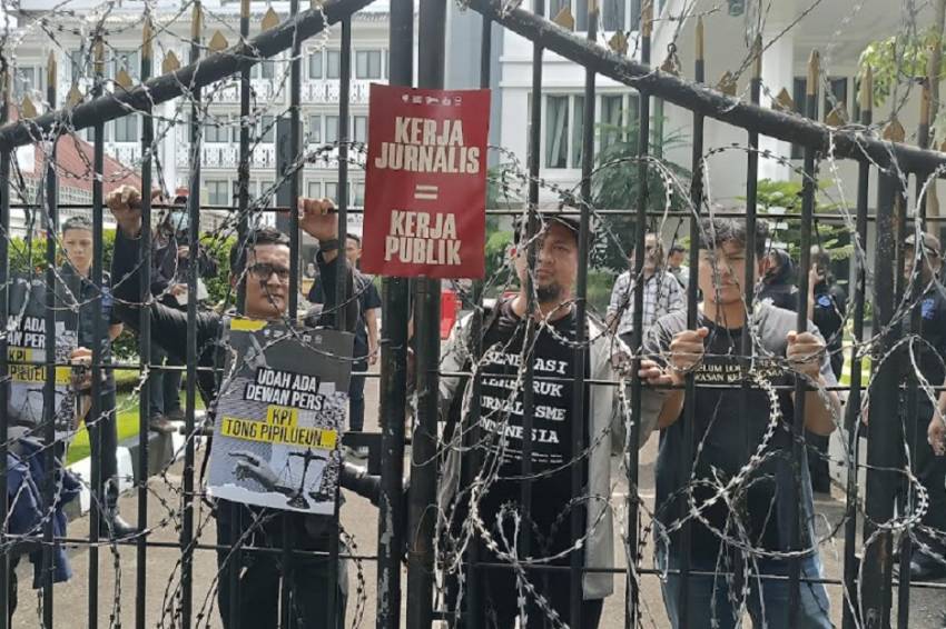 Tolak RUU Penyiaran, Jurnalis Bandung Demo di Depan DPRD Jabar