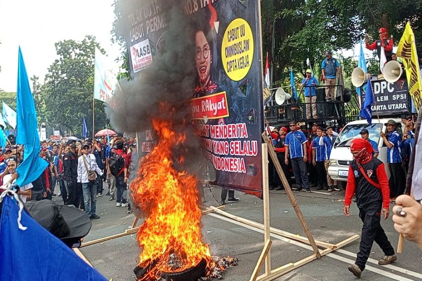 Aksi Tolak Tapera di Kemenkeu, Buruh Bakar Spanduk Bergambar Jokowi dan Sri Mulyani