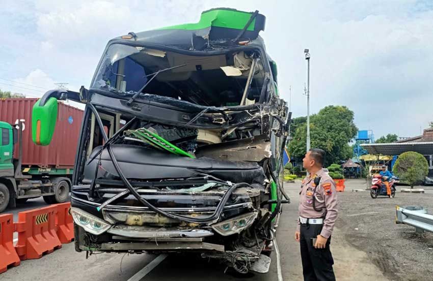 Bus Rombongan Pelajar Kecelakaan di Tol Tembalang Semarang, 3 Orang Terluka