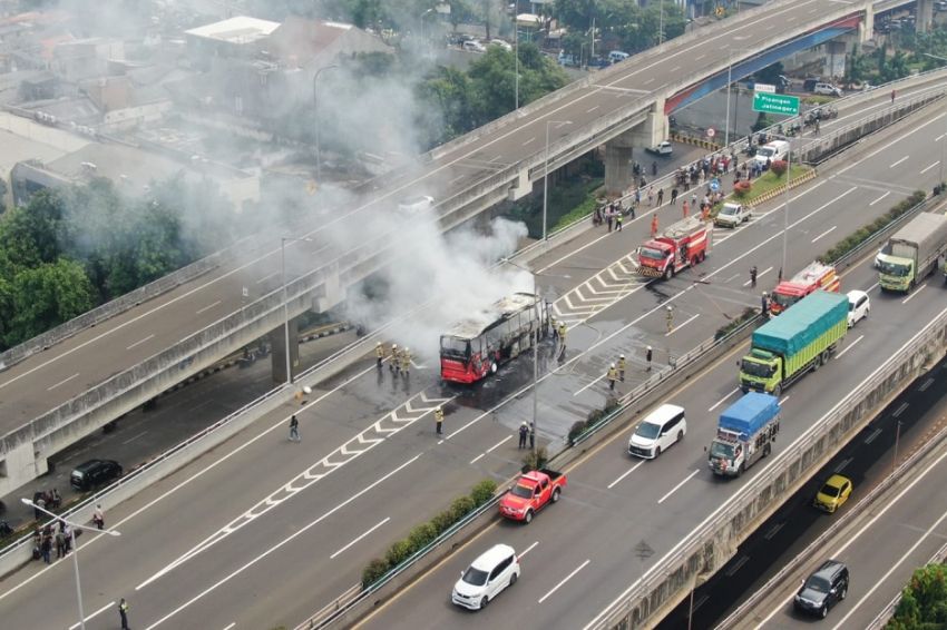 Bus Sarat Penumpang Terbakar di Tol Arah Tanjung Priok