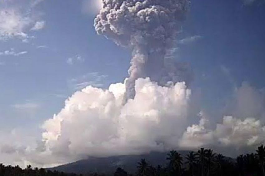 Gunung Ibu Meletus 2 Kali, Semburkan Abu Vulkanik hingga 4 Km