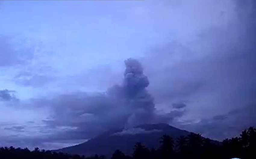 Gunung Ibu Meletus, Lontarkan Abu Vulkanik Setinggi 2.000 Meter di Atas Puncak