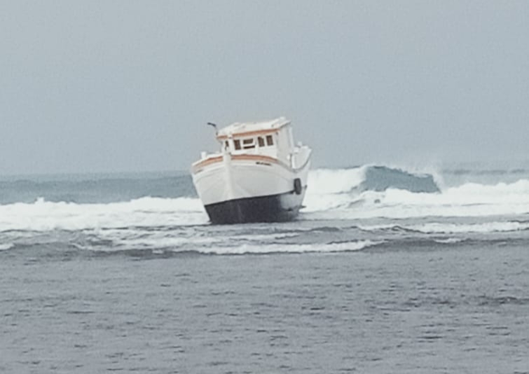 Kapal Misterius Terdampar di Lebak Selatan, Bawa Barang Berlabel Australia
