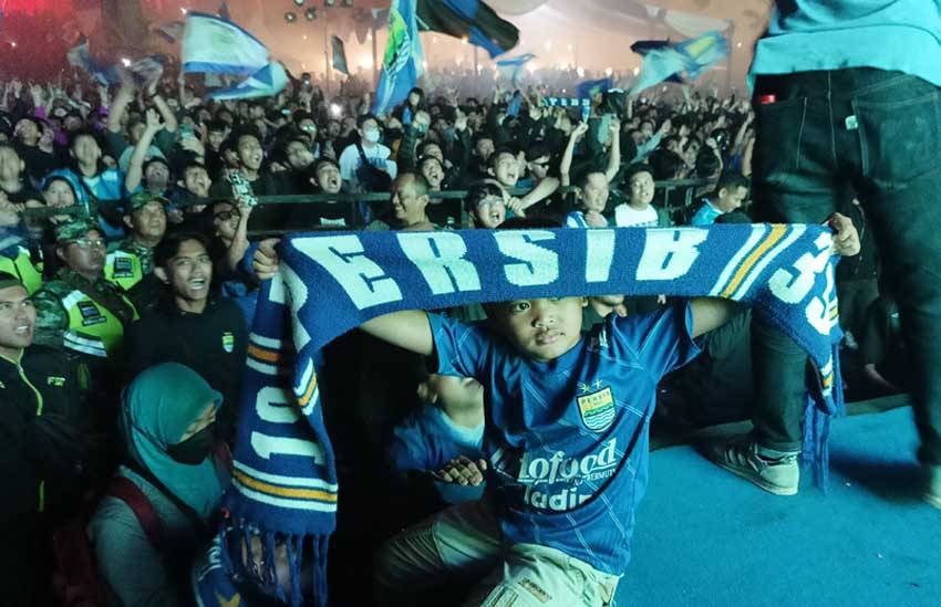 Pemprov Jabar Gelar Arak-arakan Keliling Bandung Rayakan Persib Juara Liga 1