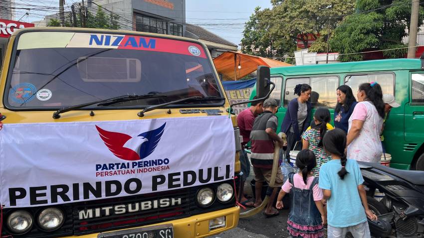 Penuhi Kebutuhan Warga Antapani Bandung, Partai Perindo Kirim Bantuan 10 Mobil Tangki Air Bersih