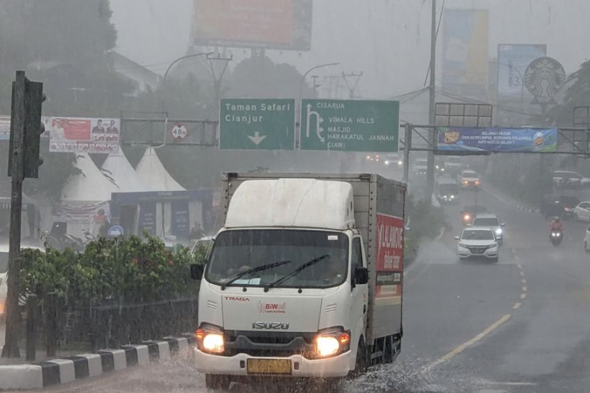 Polisi Berlakukan Oneway Jalur Puncak Bogor Arah Jakarta