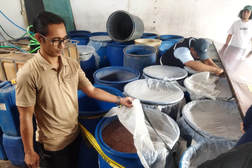 Polisi Gerebek Pabrik Miras Trobas di Pakis Malang, Mampu Produksi 32 Ribu Liter