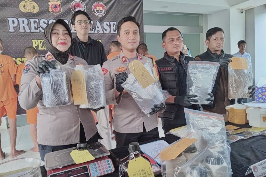 Polres Bogor Bongkar Home Industry Pembuatan Tembakau Sintetis, 8 Tersangka Ditangkap