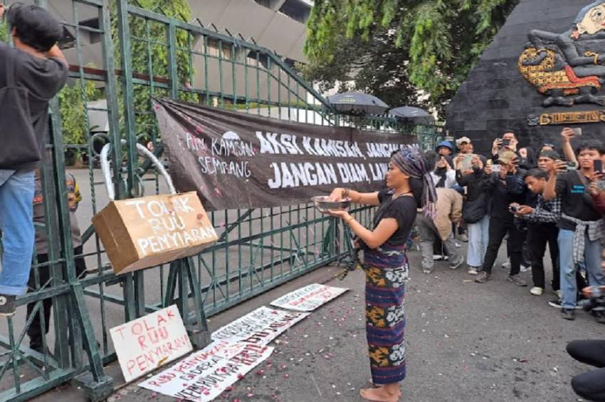 Tolak Revisi UU Penyiaran, Jurnalis Semarang Demo di Depan Gubernuran