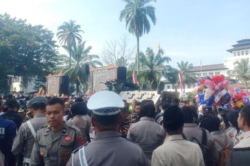 Pesta Rakyat HUT Ke-78 Bhayangkara, Warga Bandung Tumpah Ruah di Depan Gedung Sate