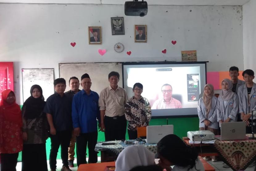 Dosen Prodi Sistem Informasi Cyber University Bikin Siswa Jago Canva Digital Marketing