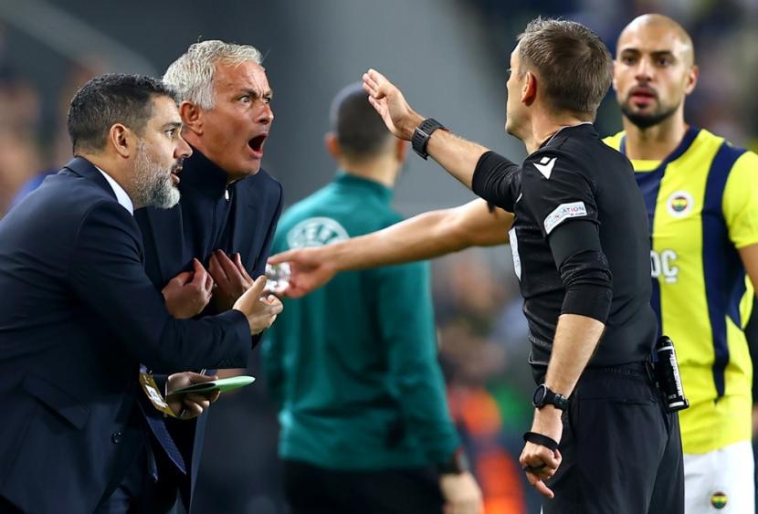 Mourinho Kritik Pedas Wasit Turpin Usai Dikartu Merah Lawan MU