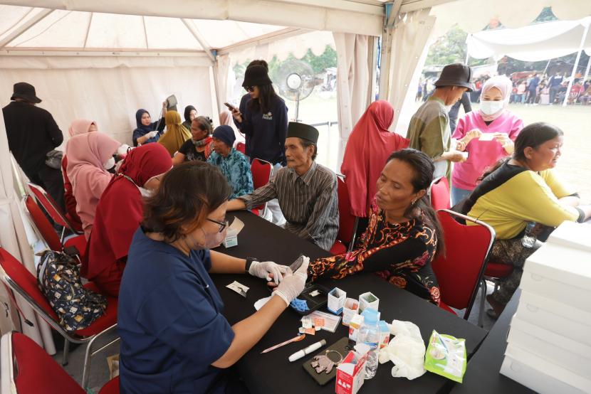 Relawan PLN Berikan Bantuan Pendidikan Warga Kampung Pemulung Jurang Mangu Timur