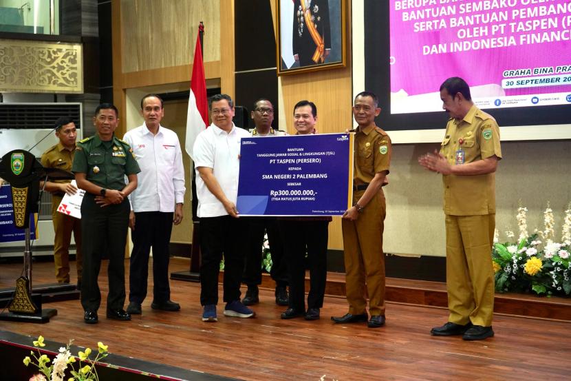 TASPEN Salurkan Bantuan Sembako dan Beasiswa Pendidikan untuk Masyarakat di Sumsel