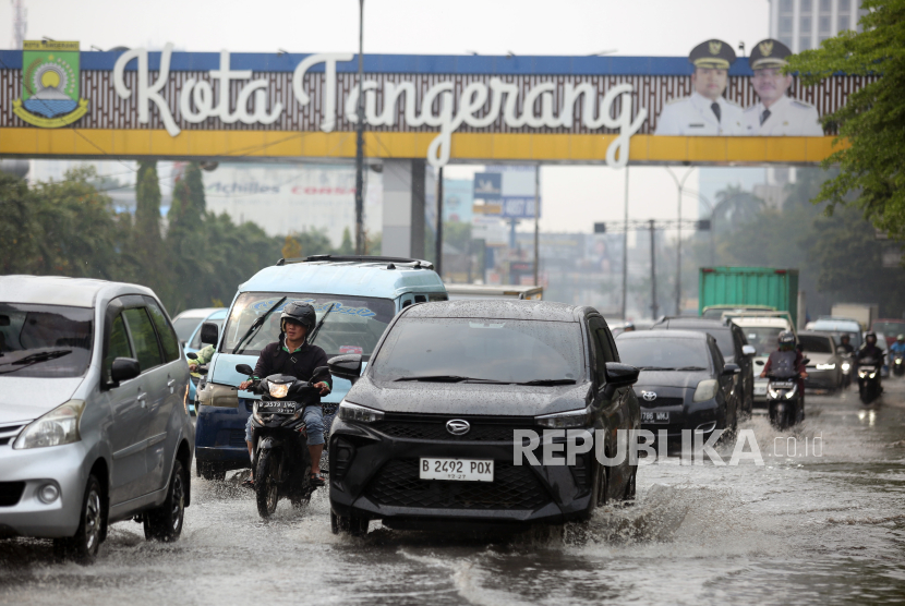 Tips Berkendara Saat Hujan Agar Terhindar dari Kecelakaan