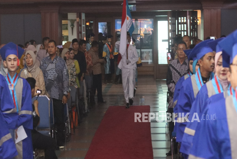 Ketika Bapak-Bapak Bicara, Wisuda UNM Bukan Cuma Soal Anak, tapi Juga Kebanggaan Orang Tua