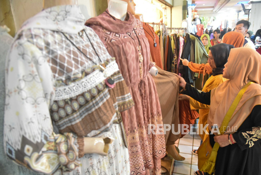 7 Rekomendasi Warna Kekinian untuk Baju Lebaran