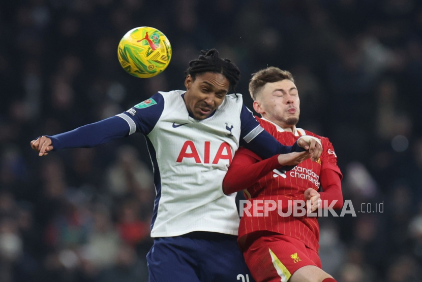 Bek Tottenham Pede Bisa Redam Salah pada Leg Kedua Semifinal Piala Liga Inggris