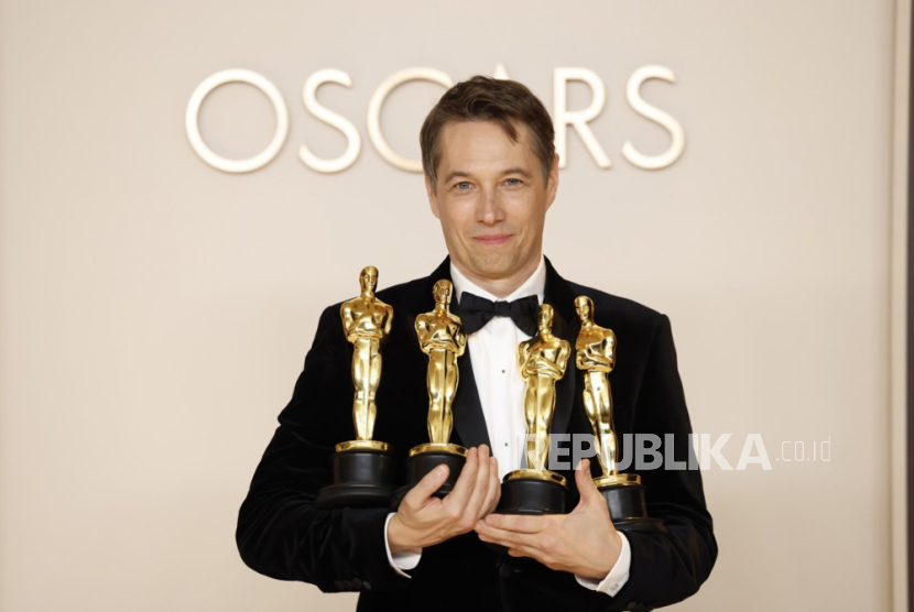 Sineas Sean Baker Raih Empat Piala Oscar Berkat Film Anora