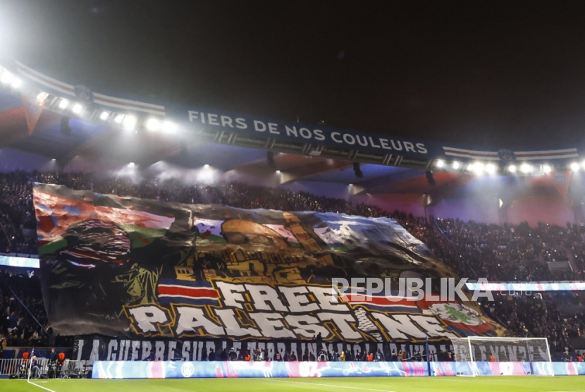 Suporter PSG Kibarkan Spanduk Raksasa ‘Bebaskan Palestina’, UEFA tak Jatuhkan Sanksi