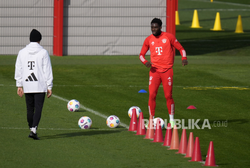 Bek Alphonso Davies Putuskan Bertahan di Bayern Munchen